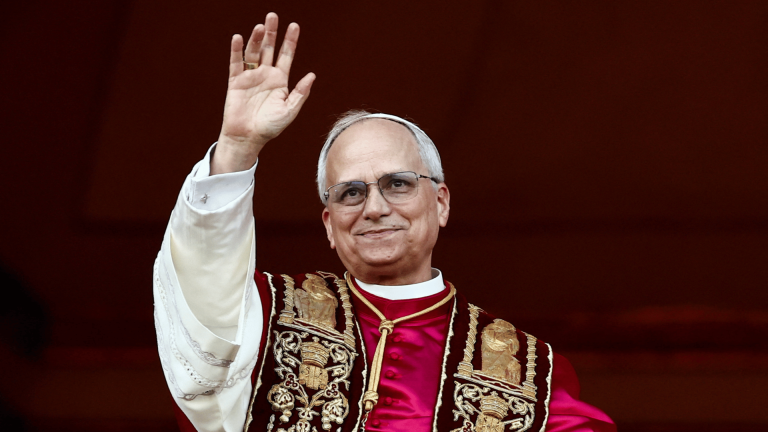 Papa Leão XIV acena aos fiéis em sua primeira aparição pública / Foto: REUTERS/Yara Nardi